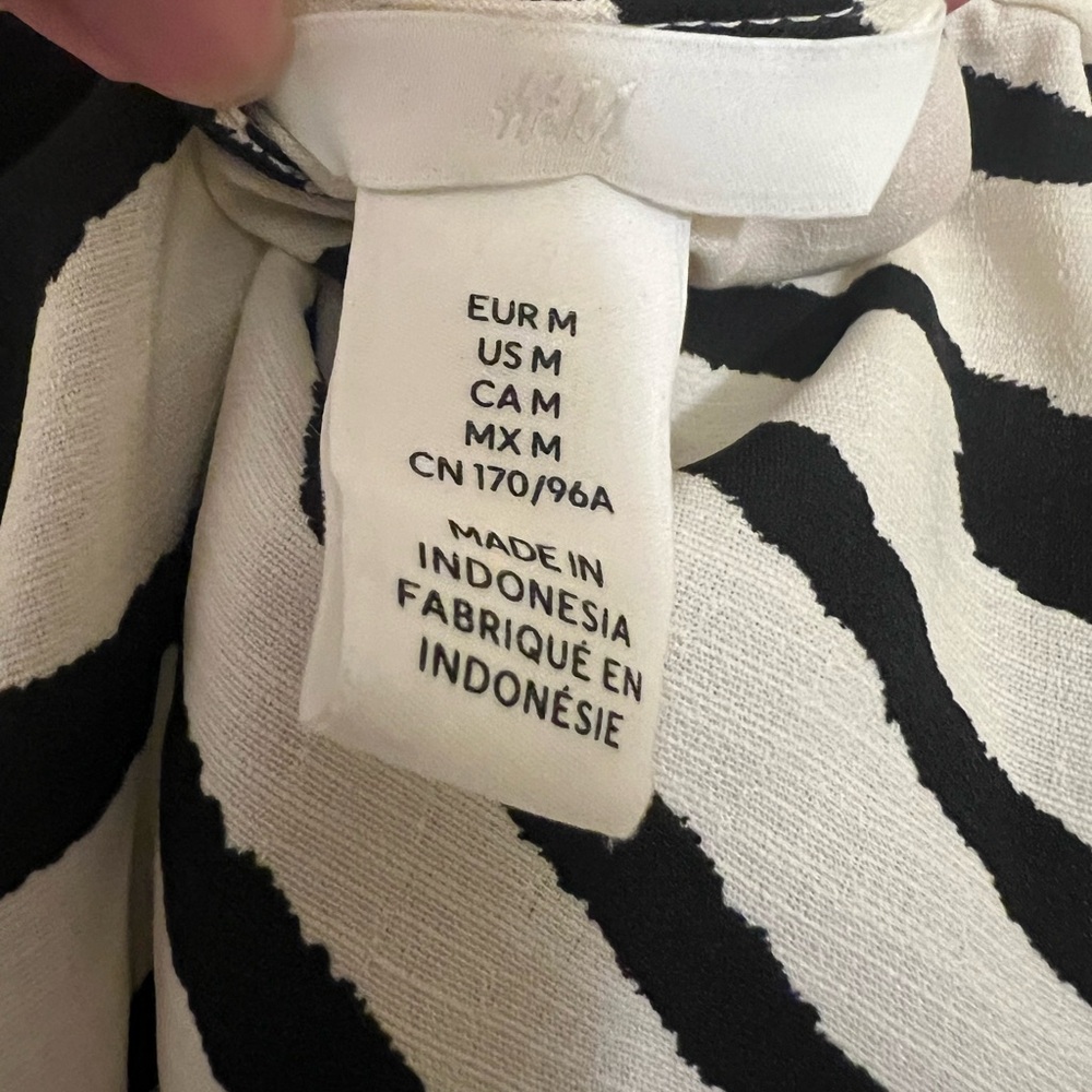 H&M Zebra Print Cropped Blouse, Size Medium - Picture 8 of 8